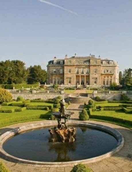 Large mansion and greenery in Bedfordshire for wedding venue